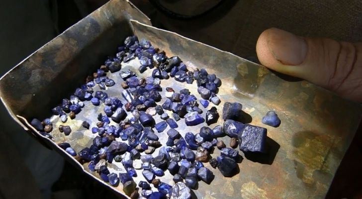 Raw sapphire rocks