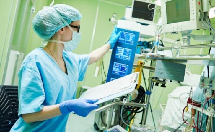 A surgeon about to perform a lung transplant